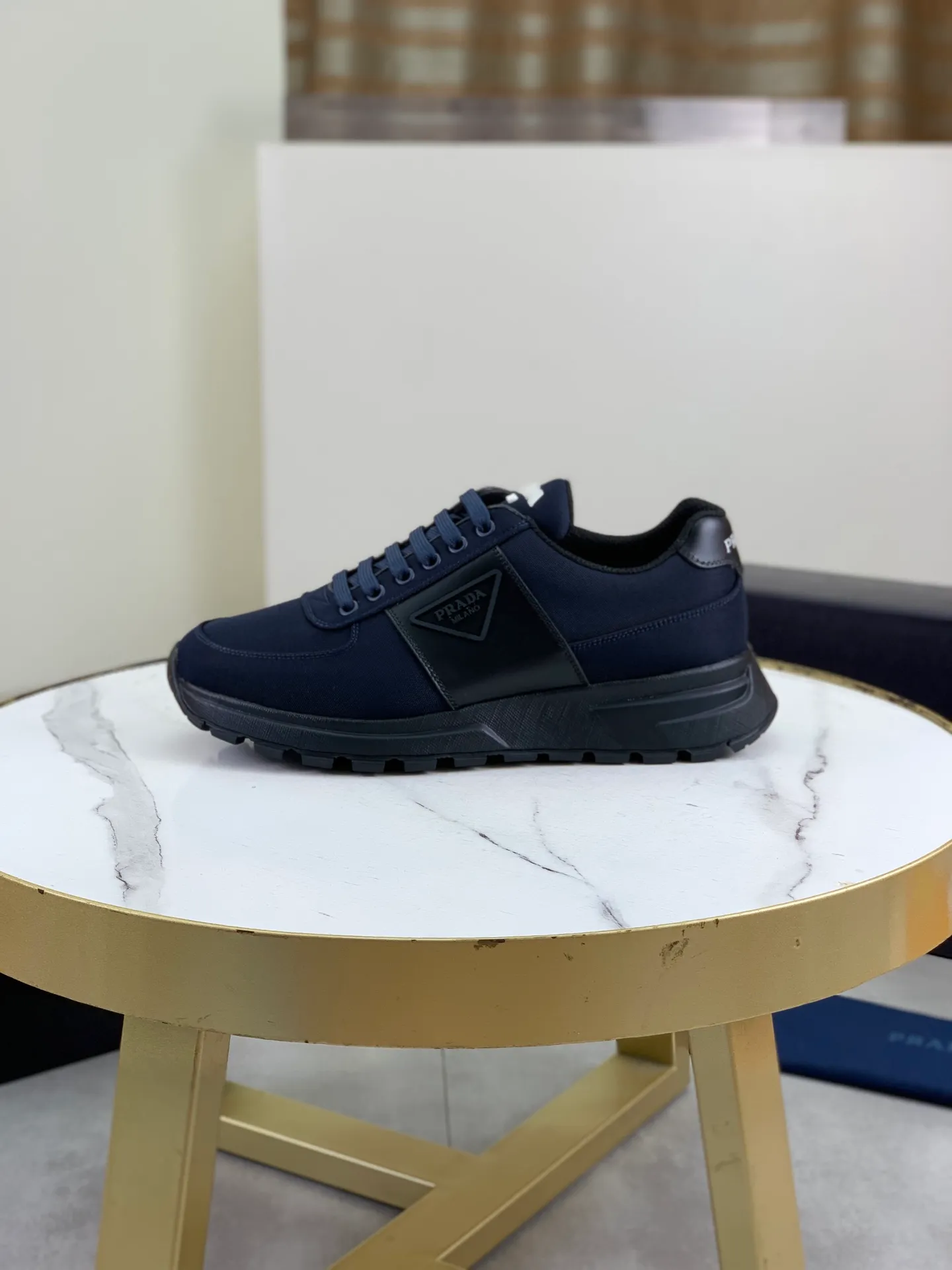 Factory price P660, top version, original order PRADA Prada's new casual sports shoes, original purchase, development and production, Prada men's classic series, technical breathable fabrics with cowhide, casual sports shoes, casual sports dad shoes, combined with high-tech breathable materials and cowhide, P's exclusive button decoration on the side. The outsole is full of P italic design and bright colors to show vitality and continue the brand design inspiration. Stroll around the city lightly and feel free and comfortable. Exquisite packaging at the delivery counter 🛍📦 ▪️Fabric: Original customized pebbled calfskin ▪️Inner lining: Cowhide lining ➕Cowhide feet ▪️Outsole: Mold evacuated PU+TPU material ▪️Sole thickness: 3.5CM ▪️Size: Men's 39-45 (38 46 can be customized) 2️⃣ colors available